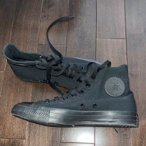 Black high top converse!!